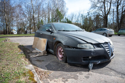 Pastaruoju metu išaugo panevėžiečių dėmesys viešosiose miesto erdvėse paliktam apleistam turtui – nevažiuojantiems automobiliams.