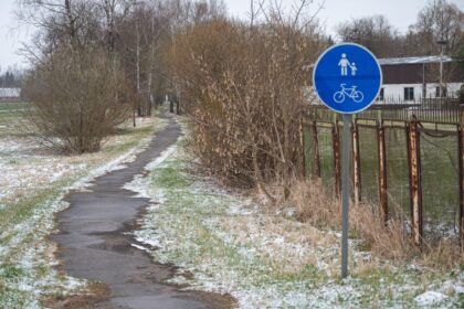 Į darbą Velžyje važinėjantys dviračiu Liūdynės gyventojai kasdien rizikuoja.