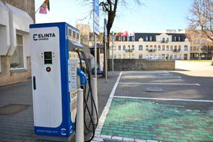 Panevėžio savivaldybei iš miesto biudžeto kas mėnesį tenka atseikėti vidutiniškai 10 tūkst. eurų už mieste veikiančias nemokamas elektromobilių krovos stoteles. Geras gyvenimas jų vairuotojams artėja prie pabaigos – svarstoma stotelių paslaugą apmokestinti.