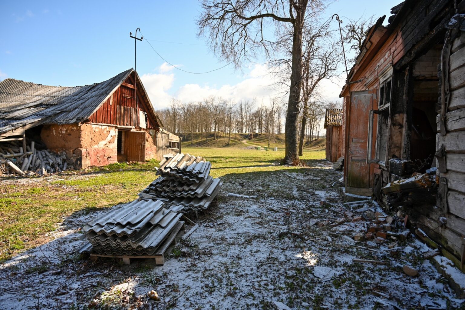 Ypatinga Panevėžio rajono vieta, valstybės saugomame istoriniame draustinyje stūksantis Tarnagalos piliakalnis, labiau žinomas kaip Čičinsko kalnas, dėl turistų dėmesio varžosi su piktžaizde tapusiu kaimynu – sąvartynu virstančiais namo degėsiais.