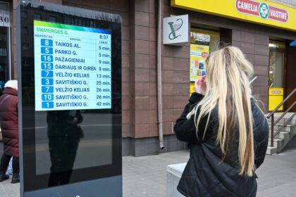 Jau apie porą savaičių panevėžiečiai, žvelgdami į šešiose autobusų stotelėse įrengtas interaktyvias švieslentes, tik kraipo galvas.