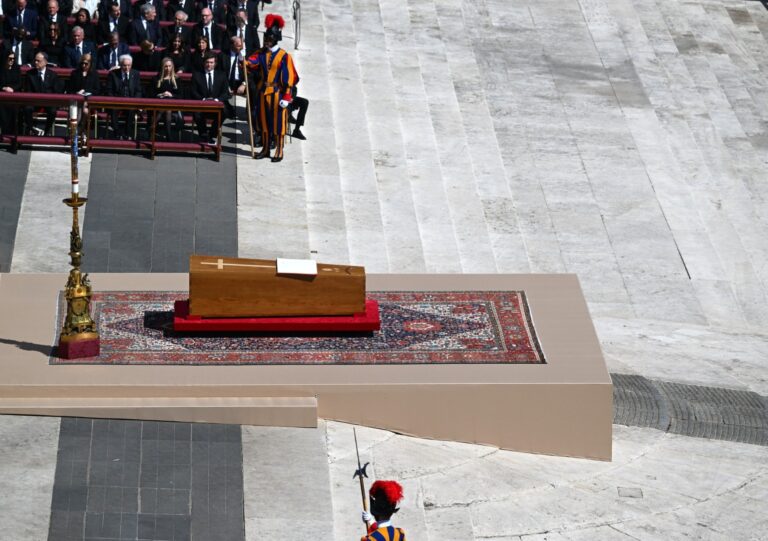 Šeštadienį Vatikane vyko popiežiaus Pranciškaus laidotuvių ceremonija.