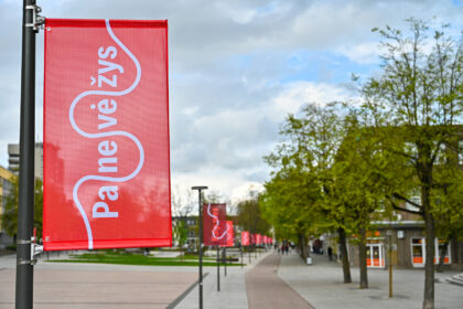 Ties įvažiavimais į Panevėžį iš Kauno, Šiaulių ir Rygos pusių nuo penktadienio pasitinka reklaminiai skydai su naujuoju miesto ženklu – skiemenuotu žodžiu Panevėžys ir per jį vingiuojančiu Nevėžio simboliu.