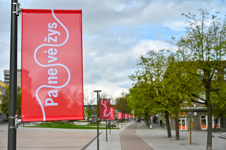 Ties įvažiavimais į Panevėžį iš Kauno, Šiaulių ir Rygos pusių nuo penktadienio pasitinka reklaminiai skydai su naujuoju miesto ženklu – skiemenuotu žodžiu Panevėžys ir per jį vingiuojančiu Nevėžio simboliu.