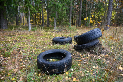 Nors į aplinką patekusioms padangoms savaime suirti reikia net 120–140 metų, vien Panevėžio regione miškininkai kasmet iškuopia apie 10 tonų į gamtą išmestų tokių atliekų.