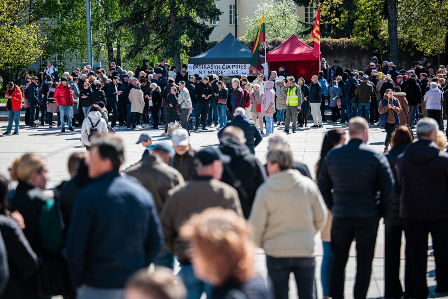 Vilniuje sekmadienį tūkstančiai dalyvavo Katedros aikštėje vykusiame proteste prieš planuojamą nekilnojamojo turto (NT) mokestį „NE gyvenamojo būsto mokesčiui!“. 
