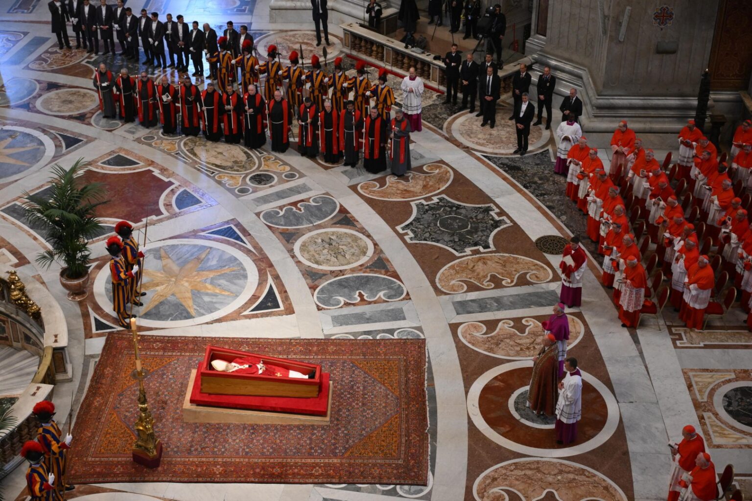 Siekdama pagerbti mirusio popiežiaus Pranciškaus atminimą, Lietuvos Vyriausybė šalyje nutarė paskelbti vienos dienos gedulą. 