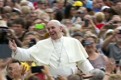 Pirmadienį Amžinybėn išėjęs 88-erių popiežius Pranciškus įeis į istoriją kaip silpnesniųjų gynėjas, kuris statė atjaučiančią Katalikų Bažnyčią, tačiau neperžiūrėjo šimtmečių senumo dogmų.