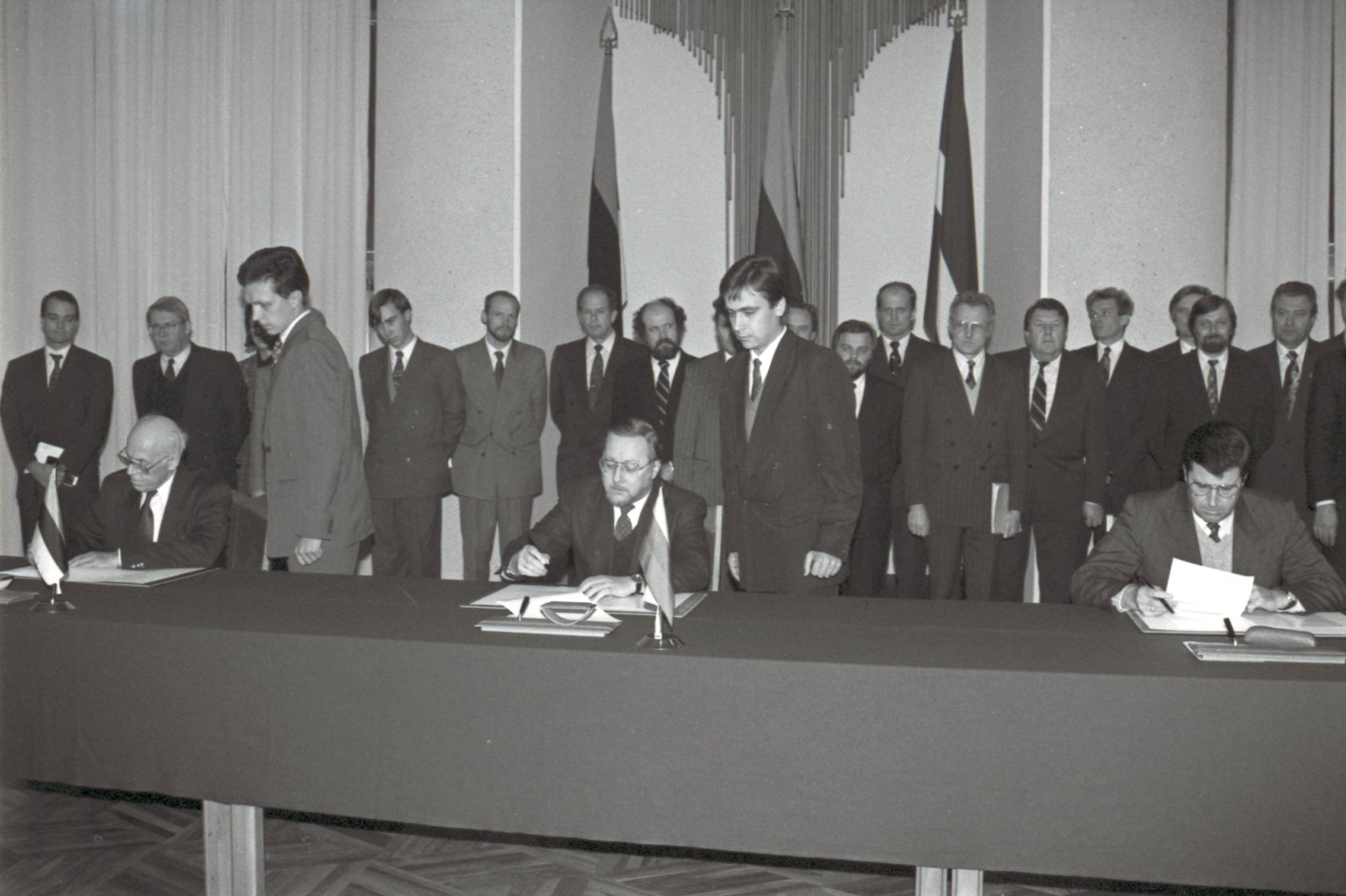 Baltijos valstybių Tarybos posėdžio metu trijų Baltijos Valstybių vadovai (iš kairės): Estijos Respublikos Prezidentas Lenartas Meris, Lietuvos Respublikos AT Pirmininkas Vytautas Landsbergis ir Latvijos Respublikos AT Pirmininkas Anatolijus Gorbunovas pasirašo Kreipimąsi dėl Rusijos kariuomenės išvedimo iš Baltijos valstybių teritorijos. 1992 m. lapkričio 5 d. Fotografijos autorius – Gediminas Svitojus. Lietuvos centrinis valstybės archyvas, 0-112233.