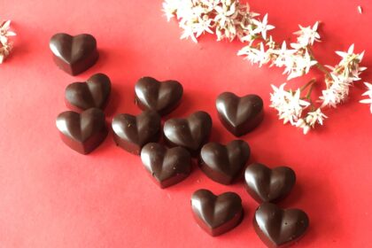 Mokslinių tyrimų duomenys vis dažniau atskleidžia, kad juodasis šokoladas gali turėti teigiamą poveikį širdies ir kraujagyslių sveikatai.