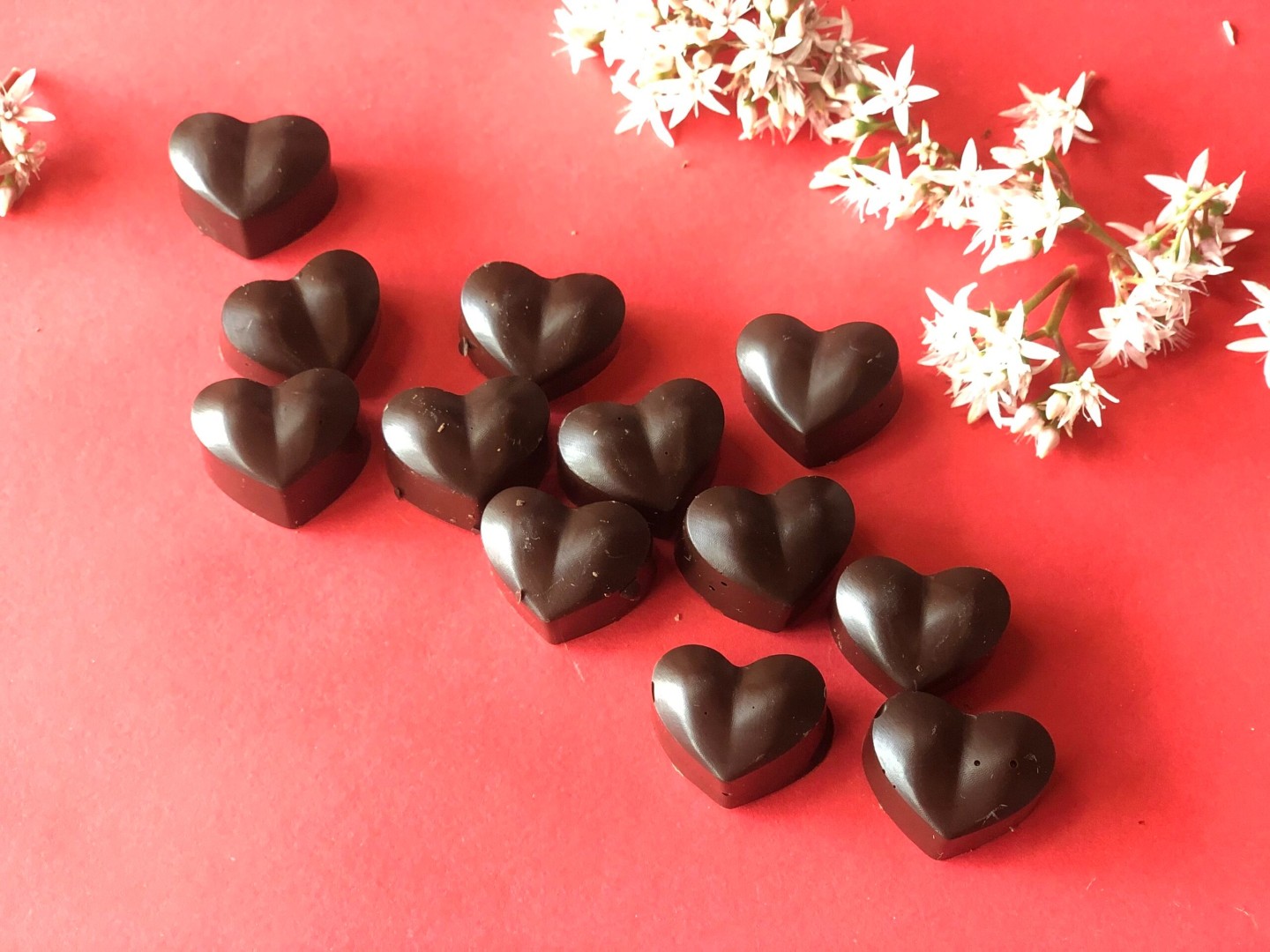 Mokslinių tyrimų duomenys vis dažniau atskleidžia, kad juodasis šokoladas gali turėti teigiamą poveikį širdies ir kraujagyslių sveikatai.