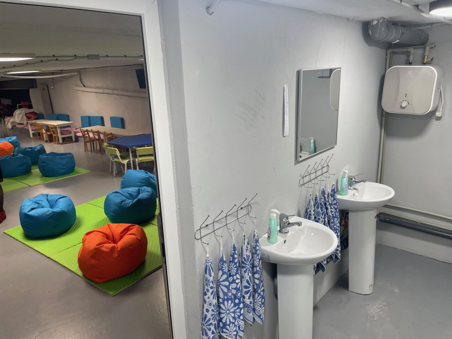 1.Seniūnas Nikolajus Mazura džiaugiasi, jog vaikų darželio ir mokyklos rūsius pavyko pertvarkyti taip, kad vaikai oro pavojaus atveju juose jaustųsi ir saugiai, ir komfortiškai. E. BUTRIMO nuotr. 