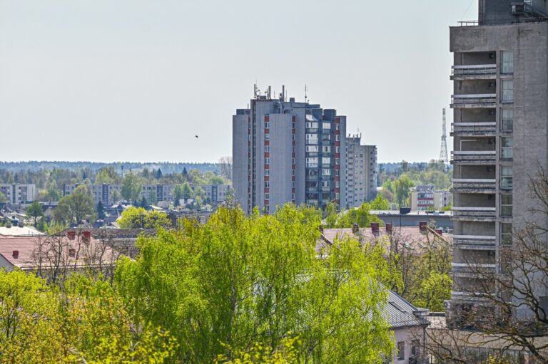 Kai kuriems gyventojams plačiau pinigines teks atverti ne tik dėl planuojamo nekilnojamojo turto mokesčio, bet ir nuo šių metų liepos 1-osios kone tris kartus kylančių minimalių kaupiamųjų lėšų, renkamų daugiabučio remonto darbams.