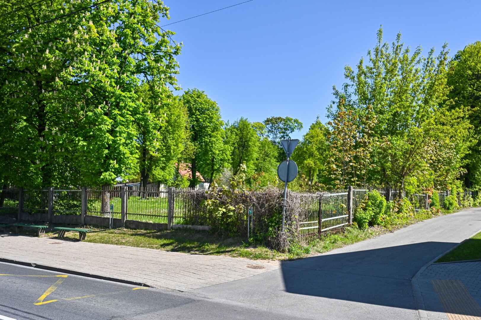 Šioje vietoje ties Smėlynės ir Trumposios gatvių sankirta suplanuotos daugiau nei 200 vietų automobilių stovėjimo aikštelės projektą siūloma koreguoti. G. KARTANO nuotr.