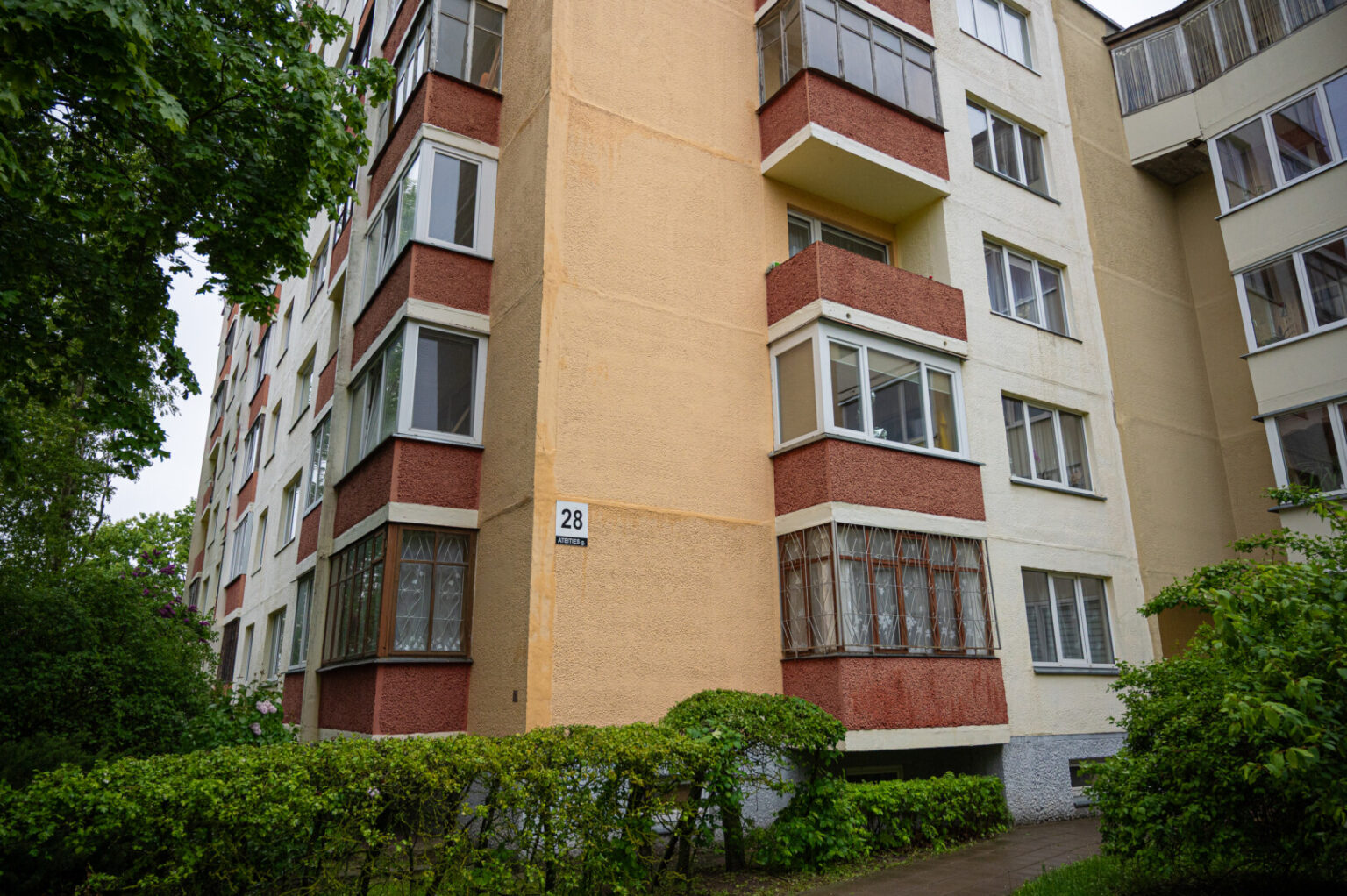 Vieno Ateities gatvės daugiabučių gyventoja skundžiasi, kad jai gyvenimą apkartino aukštu aukščiau butą turinti Panevėžio savivaldybė.