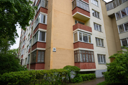 Vieno Ateities gatvės daugiabučių gyventoja skundžiasi, kad jai gyvenimą apkartino aukštu aukščiau butą turinti Panevėžio savivaldybė.