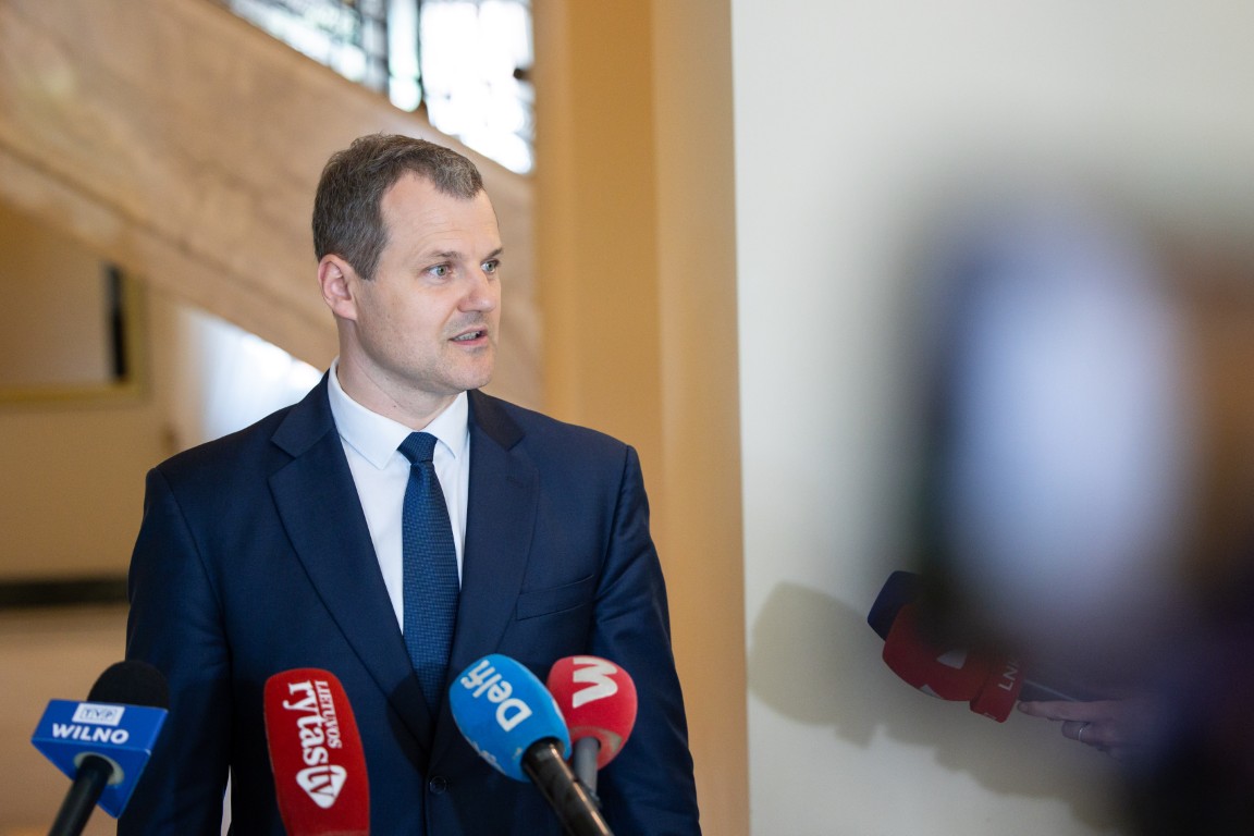 Pajamomis iš didesnių mokesčių siekiama pripildyti Gynybos fondą, todėl teiginiai, jog papildomos biudžeto pajamos iš Vyriausybės siūlomos pertvarkos bus skirtos tik viešosioms išlaidoms padengti, yra spekuliacijos, sako premjeras Gintautas Paluckas.