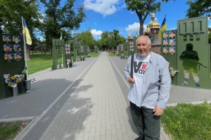 „Kai pasakiau, jog maskva buvo Hitlerio sąjungininkė, o iš rusų savanorių nacistai buvo suformavę net tris karių dalinius, vienas maskvietis internautas taip įsiuto, jog ėmė kumščiu daužyti stalą, grasino mane nudėti, o paskui nusikeikęs atsijungė“, – pasakoja Vitalijus Dribnytsia.