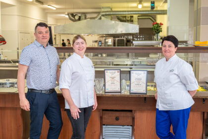 Lauko sąlygomis paruošti aukščiausio lygio restorano patiekalą, kuris sužavėtų tarptautinę vertintojų komisiją – tokį iššūkį sau metė dvi panevėžietės, gebėjimus išbandžiusios kasmet vykstančiame NATO šalių kariuomenių virėjų konkurse „Exercise Army Sustainer“.