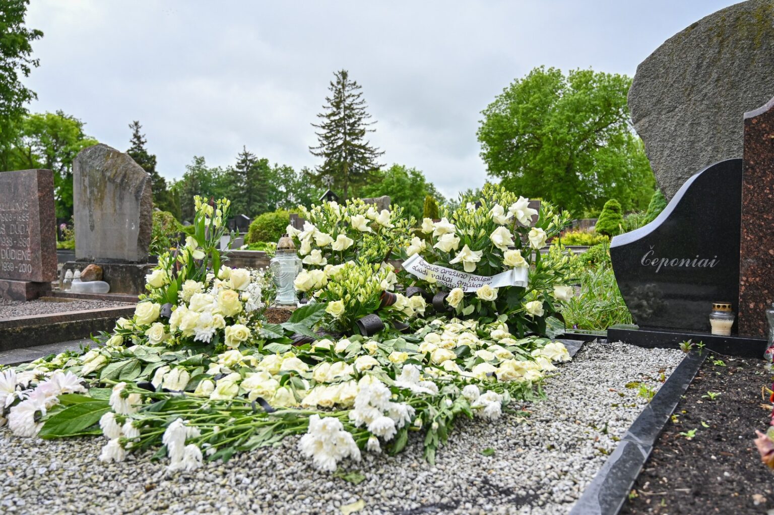 Ne kartą vaikams kartojusios, kad mirusios jokiu būdu nedegintų, 95-erių Valentinos Č. palaikai prieš tris dienas į šeimos kapavietę Kristaus Karaliaus katedros kapinėse Panevėžyje, Ramygalos gatvėje, įleisti urnoje.