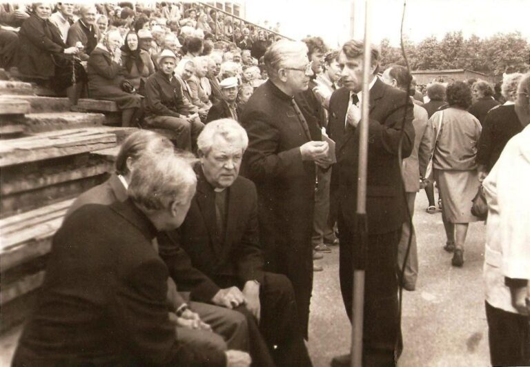 Panevėžietis, Nepriklausomybės Akto signataras Julius Beinortas su žmona Vida dar giliu sovietmečiu priklausė žygeiviams, kurie priešinosi sovietų sąjungos primestai santvarkai, istorijos faktų iškraipymui, papročių, tautos praeities paminklų niokojimui bei naikinimui. Prasidėjus Atgimimui, natūralu, kad J. Beinortas tapo vienu pirmųjų, pasirinkusių Sąjūdžio kelią.