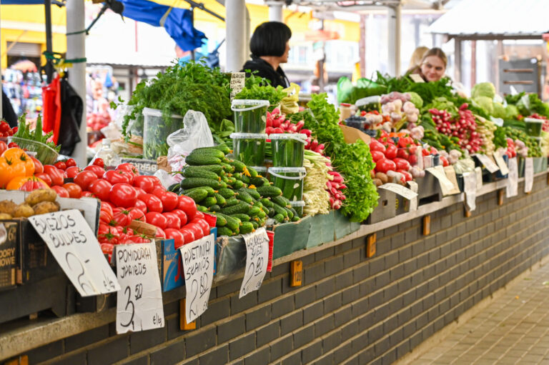 Baigiantis gegužei Panevėžio centrinio turgaus prekystaliai jau lūždavo nuo pavasarinio derliaus.