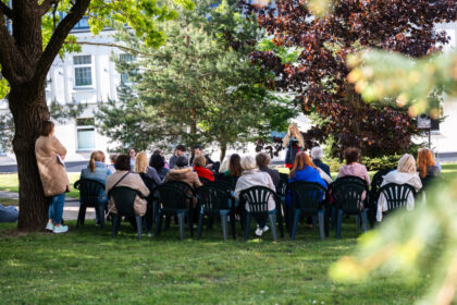 Trimis susitikimais skirtingose erdvėse – Juozo Miltinio gimnazijoje, Lietuvos audiosensorinės bibliotekos Panevėžio filiale ir skverelyje prie Panevėžio apskrities Gabrielės Petkevičaitės-Bitės viešosios bibliotekos – skirtingoms publikoms Aukštaitijos sostinėje pralėkė 61-asis tarptautinis festivalis „Poezijos pavasaris“.
