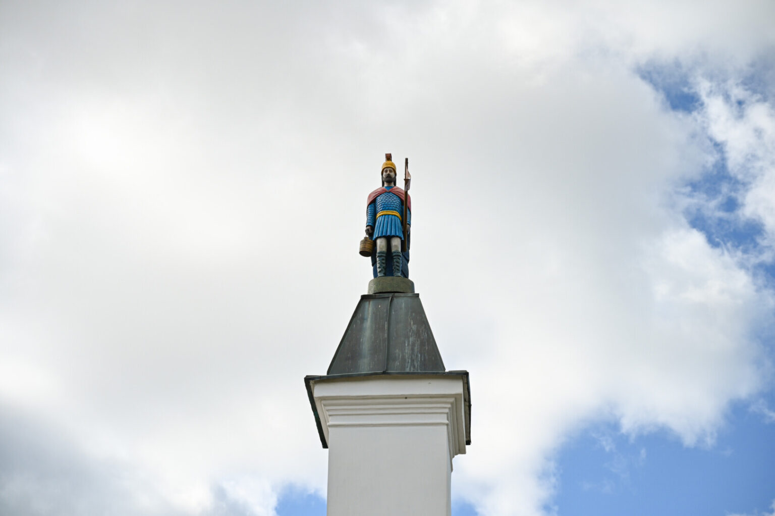 Ruošiantis ugniagesių, kalvių, taip pat ir kepėjų globėju laikomo Šv. Florijono dienai, minėtai gegužės 4-ąją, Raguvos miestelio centrinę aikštę papuošė nauja, ant aukšto stulpo iškelta šio šventojo skulptūra.