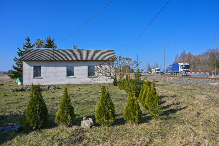 Į Panevėžio rajoną koją jau įkėlusiems ir parengiamuosius darbus, reikalingus europiniam geležinkeliui tiesti, pradėjusiems „Rail Baltica“ statytojams kelią pastojo senjorės būstas.
