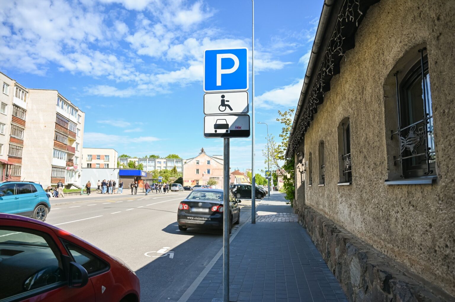 Nemokamas automobilių stovėjimo vietas visai dienai ar net ištisai parai okupuojantys vairuotojai tapo galvos skausmu Ramygalos gatvėje esančio restorano valdytojams.