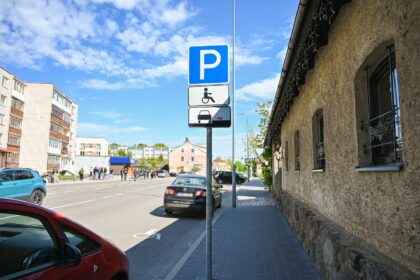 Nemokamas automobilių stovėjimo vietas visai dienai ar net ištisai parai okupuojantys vairuotojai tapo galvos skausmu Ramygalos gatvėje esančio restorano valdytojams.