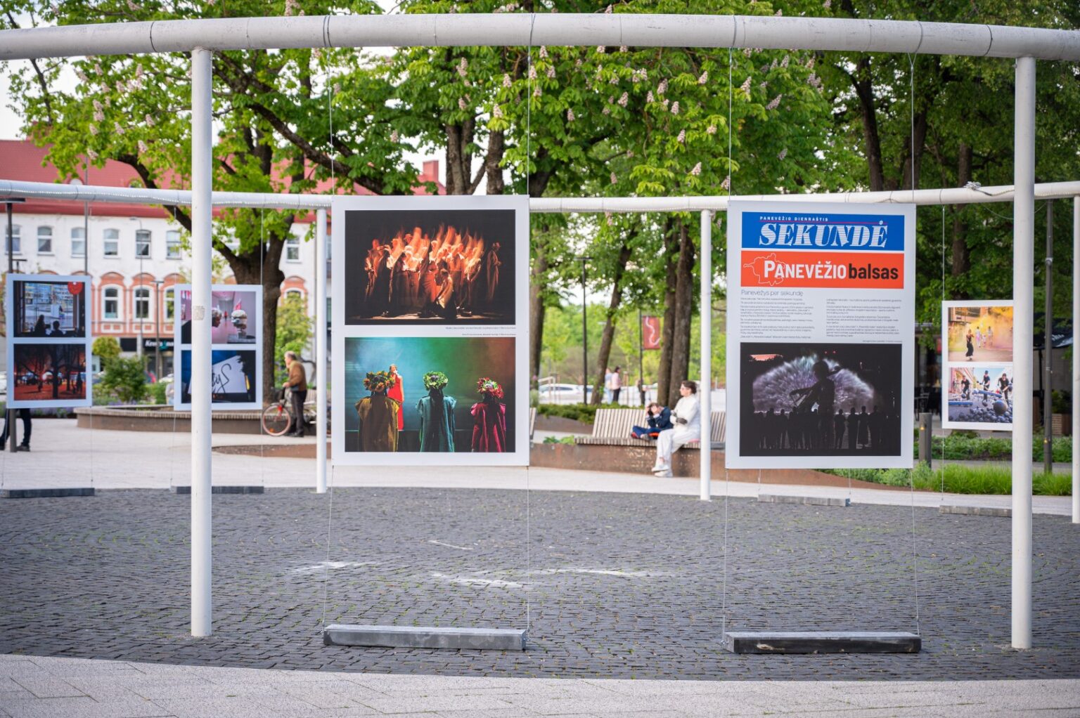 Vasaros sezoną Aukštaitijos sostinėje kartu su festivaliu „Susitikime penktadienį“ Laisvės aikštėje atidaro ir dienraščio „Sekundė“ bei savaitraščio „Panevėžio balsas“ autentiškų fotografijų paroda „Panevėžys per sekundę“.