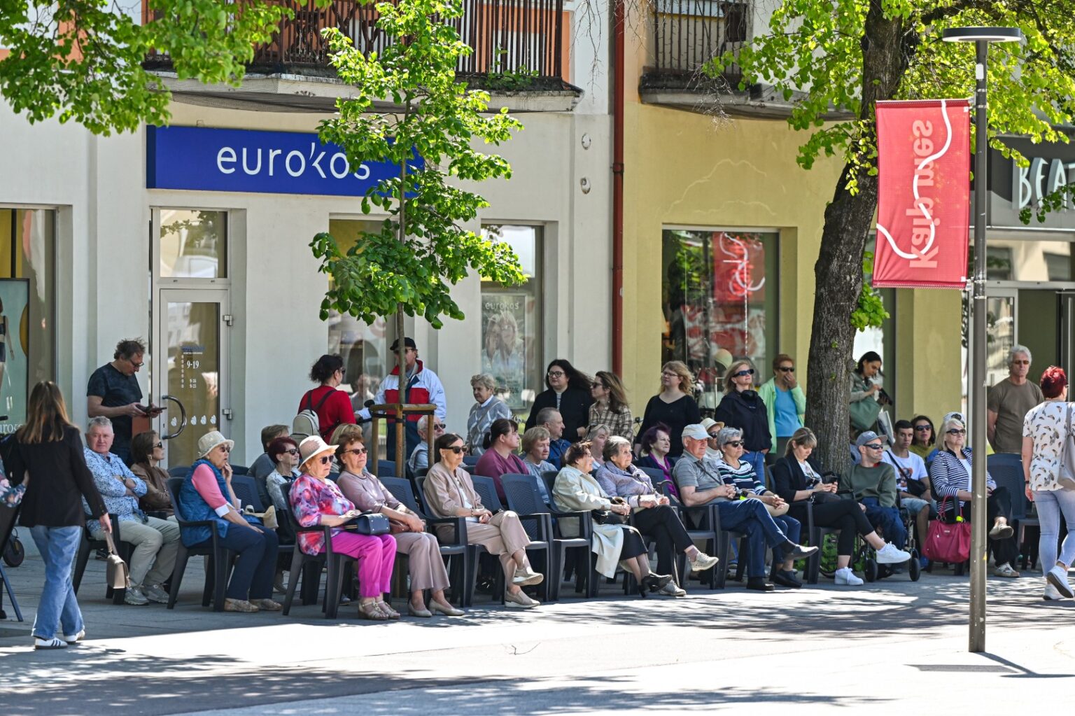 Panevėžys pradeda švęsti vasarą. Jau nuo penktadienio vidurdienio Laisvės aikštėje skamba muzika, atmosferą kaitina sportinis azartas, daug žmonių ir geros nuotaikos.