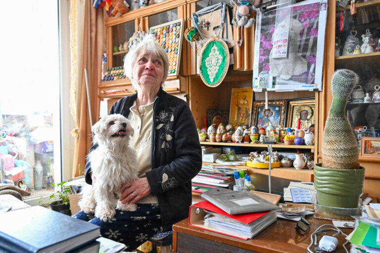 Į sovietų karių kapines gegužės 9-ąją susirinkdavusiems anksčiau segusi Lietuvoje uždraustas Georgijaus juosteles, šiemet rusijos pilietybę turinti panevėžietė 77-erių Valentina Vatutina sako tokią dieną paminėjusi kukliai.