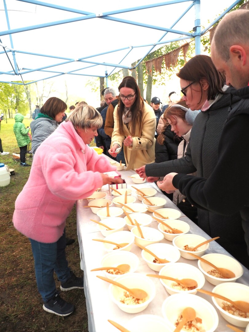Ragavusieji tikino, kad dėl tokios sriubos ir kitais metais į „Cibulinę“ būtinai atvažiuosiantys. Stasio SKREBIO nuotr.