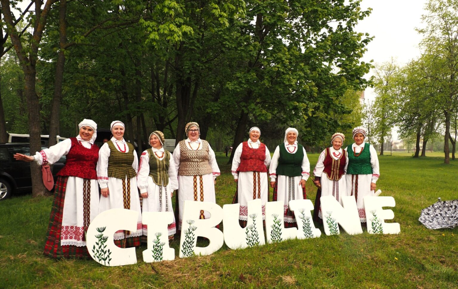 Kartą paragavus aukštaitiškos cibulynės, norėsis jos ir vėl. Panevėžio rajone esančio Liūdynės kaimo žmonės kiekvieną gegužę per Stasines būtinai ja vaišina visus čia atvykusius ir kartu skuba sodinti visų patiekalų draugą svogūną – kad visiems metams jo užtektų.