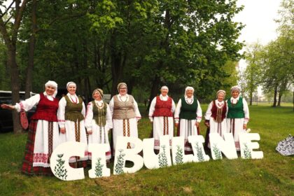 Kartą paragavus aukštaitiškos cibulynės, norėsis jos ir vėl. Panevėžio rajone esančio Liūdynės kaimo žmonės kiekvieną gegužę per Stasines būtinai ja vaišina visus čia atvykusius ir kartu skuba sodinti visų patiekalų draugą svogūną – kad visiems metams jo užtektų.