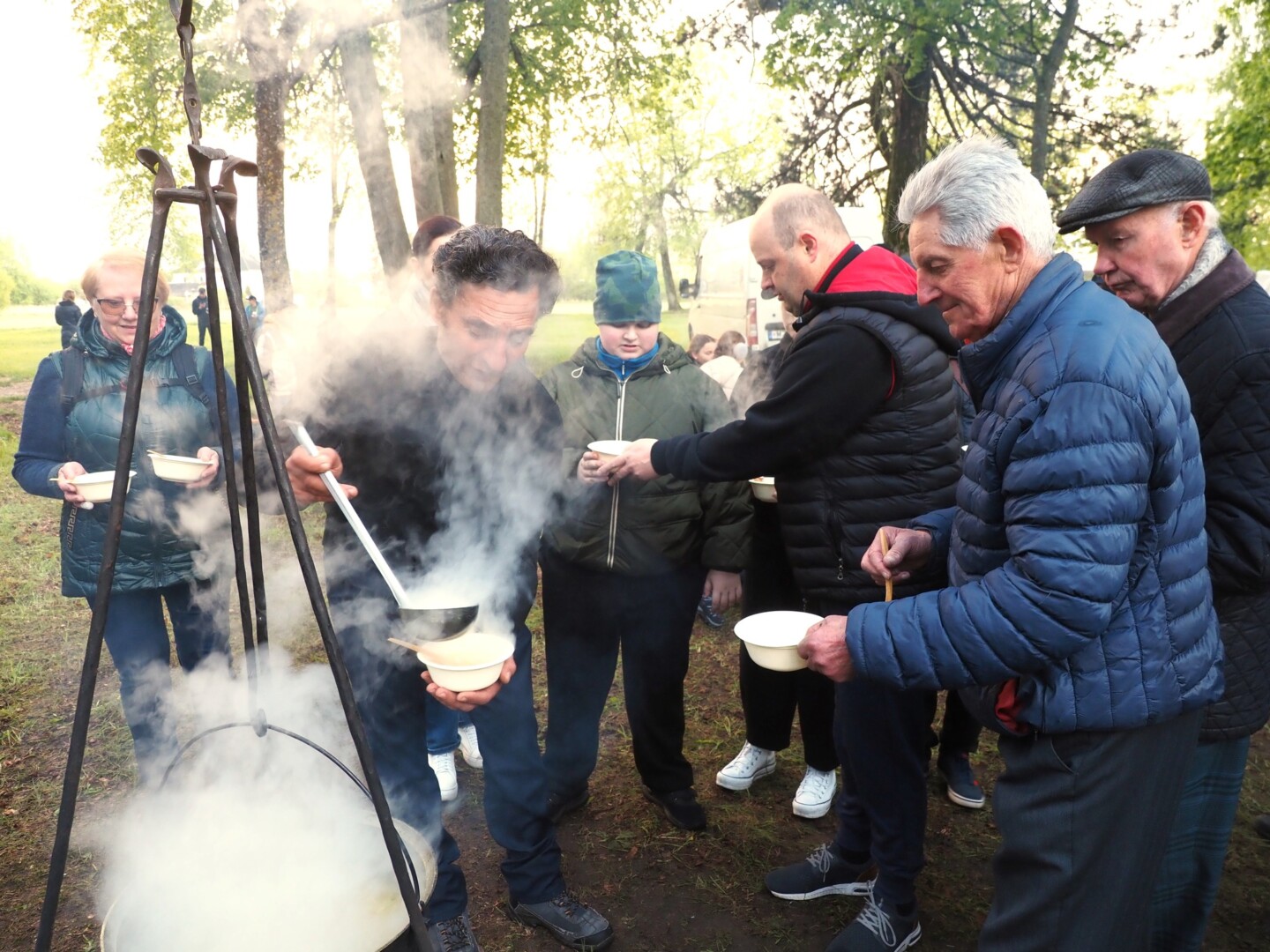Liūdynę garsinančios „Cibulinės“ šventės svarbiausias akcentas – pagal senolių receptą verdama svogūnų sriuba, kokia daugiau Aukštaitijoje vargu ar kur burbuliuoja. Stasio SKREBIO nuotr.
