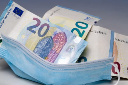 Seimo Lietuvos valstiečių, žaliųjų ir Krikščioniškų šeimų sąjungos frakcijos narys Rimas Jonas Jankūnas siūlo numatyti galimybę gyventojams atgauti jų sumokėtas baudas už karantino ir ekstremaliosios situacijos ribojimų nesilaikymą per COVID-19 epidemiją.