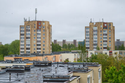 Seimui antradienį grąžinus tobulinti nekilnojamojo turto (NT) mokesčio projektą, Finansų ministerija jį koreguoja ir siūlo nustatyti 10 tūkst. eurų „grindis“ pirmajam būstui tuo atveju, jeigu sprendimo nepriimtų pačios savivaldybės. 