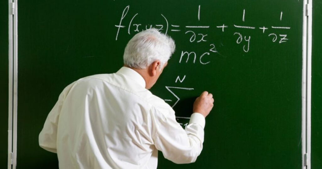 Paskutinis skambutis aidi ne tik abiturientams. Daugiau kaip keturios dešimtys Panevėžio pedagogų pasibaigus šiems mokslo metams planuoja išeiti į užtarnautą poilsį.