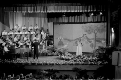 „Eurovizijos“ dainų konkursas, prasidėjęs kaip vienybės gestas, per beveik septynis dešimtmečius tapo ne tik kultūriniu reiškiniu, bet ir savotišku Europos veidrodžiu, kuriame atsispindi politika, pokyčiai visuomenėje ir net mados.