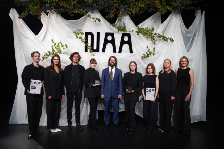 Pirmadienį, birželio 30 d., Panevėžyje, Juozo Miltinio dramos teatre įvyko Nacionalinių architektūros apdovanojimų (NAA) 2025 ceremonija, kurios metu pagerbti geriausi architektūriniai kūriniai Lietuvoje.