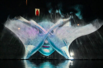 Panevėžio Senvagė tampa vasaros kultūrinio gyvenimo epicentru – atgimęs didysis miesto fontanas vėl kviečia gyventojus ir svečius į vandens, šviesų bei meninių projekcijų seansus.