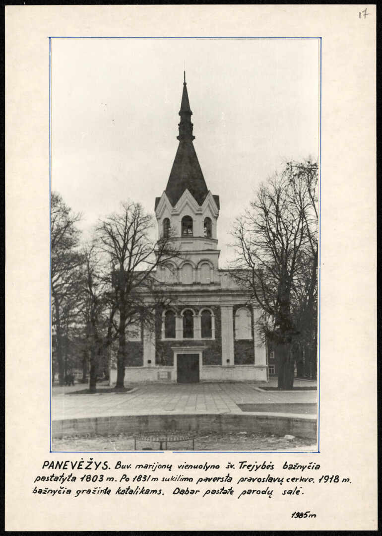 Kunigui Robertui Pukeniui buvo patikėta sutvarkyti Švenčiausiosios Trejybės bažnyčią, kuri sovietų buvo paversta dailės galerija. (Panevėžio Švč. Trejybės bažnyčia 1985-aisiais, likus vos keliams metams iki grąžinimo tikintiesiems. Fotografas – Aleksandras PLESKAČIAUSKAS. Nacionalinis M. K. Čiurlionio dailės muziejus - CC BY-NC-ND.)