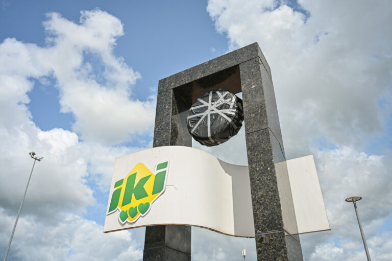 Pačiame Panevėžio centre, J. Basanavičiaus gatvės ir Savanorių aikštės sankirtoje stovintis laikrodis jau kone pusmetį rodo sustojusį laiką.