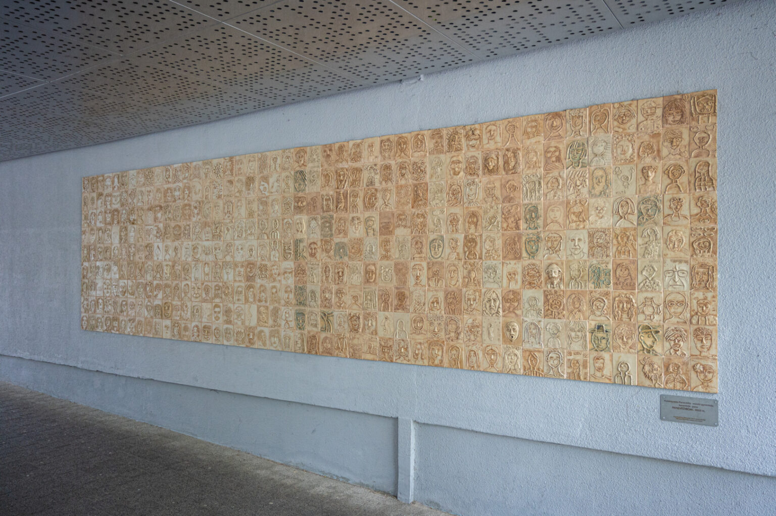 Panevėžio Laisvės aikštę su Klaipėdos gatve jungiančiame tunelyje didėja prieš porą metų pradėta kurti bendra panevėžiečių nuotrauka – keraminis pano.