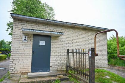 Apie pusę amžiaus Kristaus Karaliaus katedros kapinėse veikęs stacionarus tualetas jau kurį laiką uždarytas.