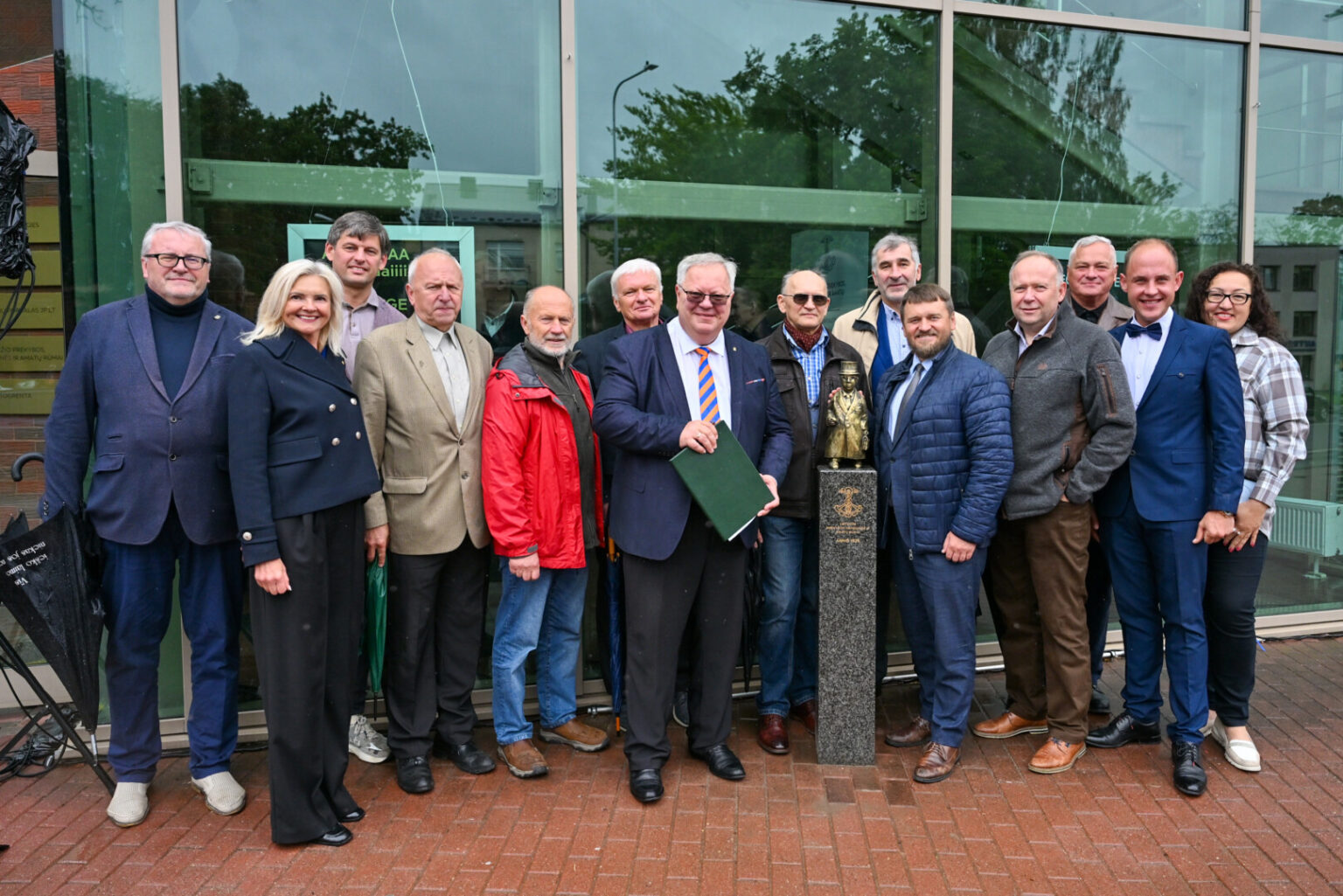 Panevėžį papildė naujas meninis akcentas – J. Urbšio gatvėje, šalia Panevėžio prekybos, pramonės ir amatų rūmų pastato, atidengta bronzinė skulptūrėlė „Panevėžiškis verslininkas“.