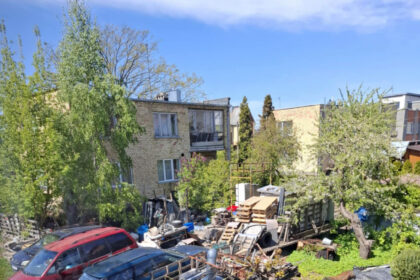 Sušilę orai vilioja daugiau laiko leisti gryname ore, tačiau kai kurie Bijūnų gatvės gyventojai negali net nosies į savo kiemą iškišti.